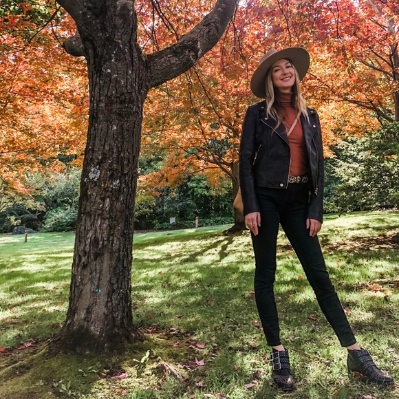 Meet your Posher, Brittney - Picture 4 of 6